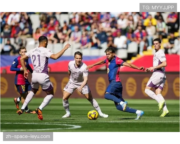 赫罗纳球员埃里克-加西亚争顶后头部受伤,被担架抬离场